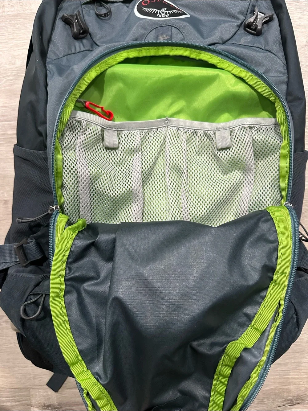 BGA36 Osprey Manta AG 28 Backpack Teal Blue W/ Rain Cover Hiking Biking Camping